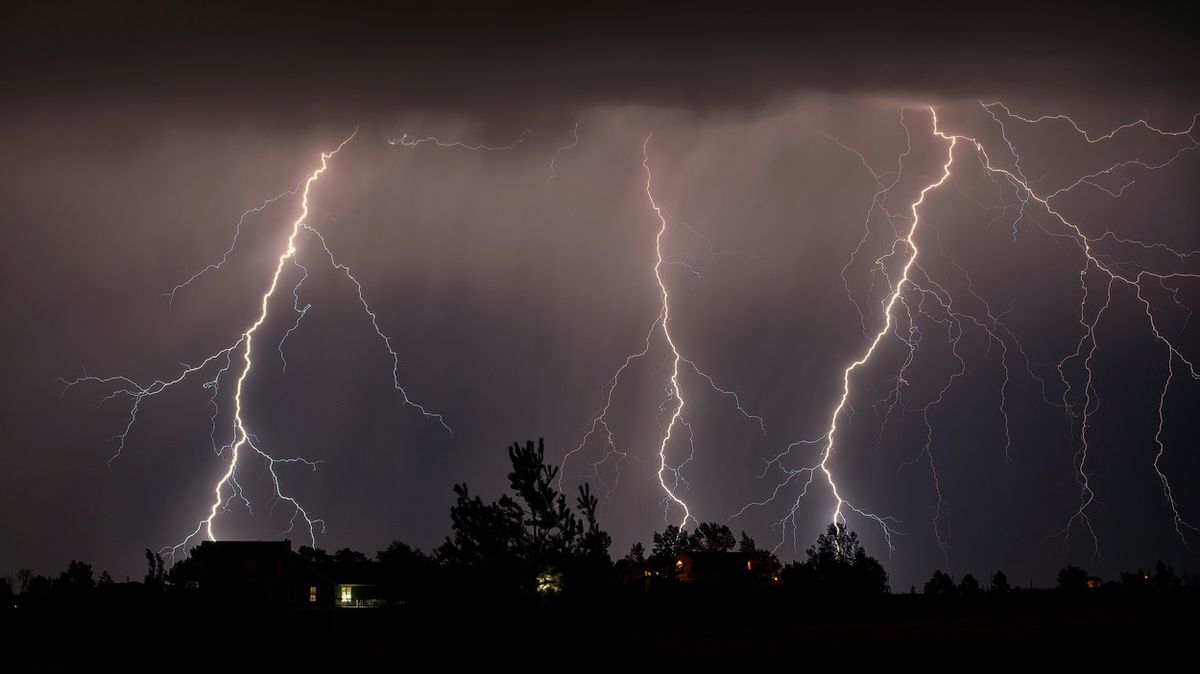 Meteorologové zpřísnili výstrahu před bouřkami a kroupami